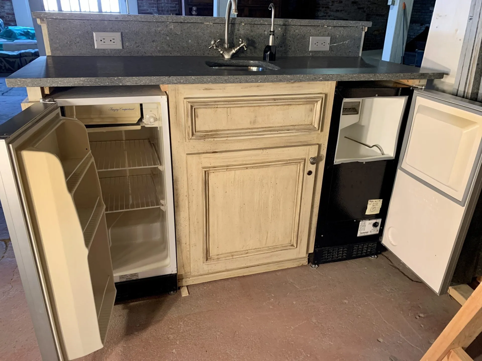 Large Custom Kitchen, Center Island, Bar, Honed Granite Counters