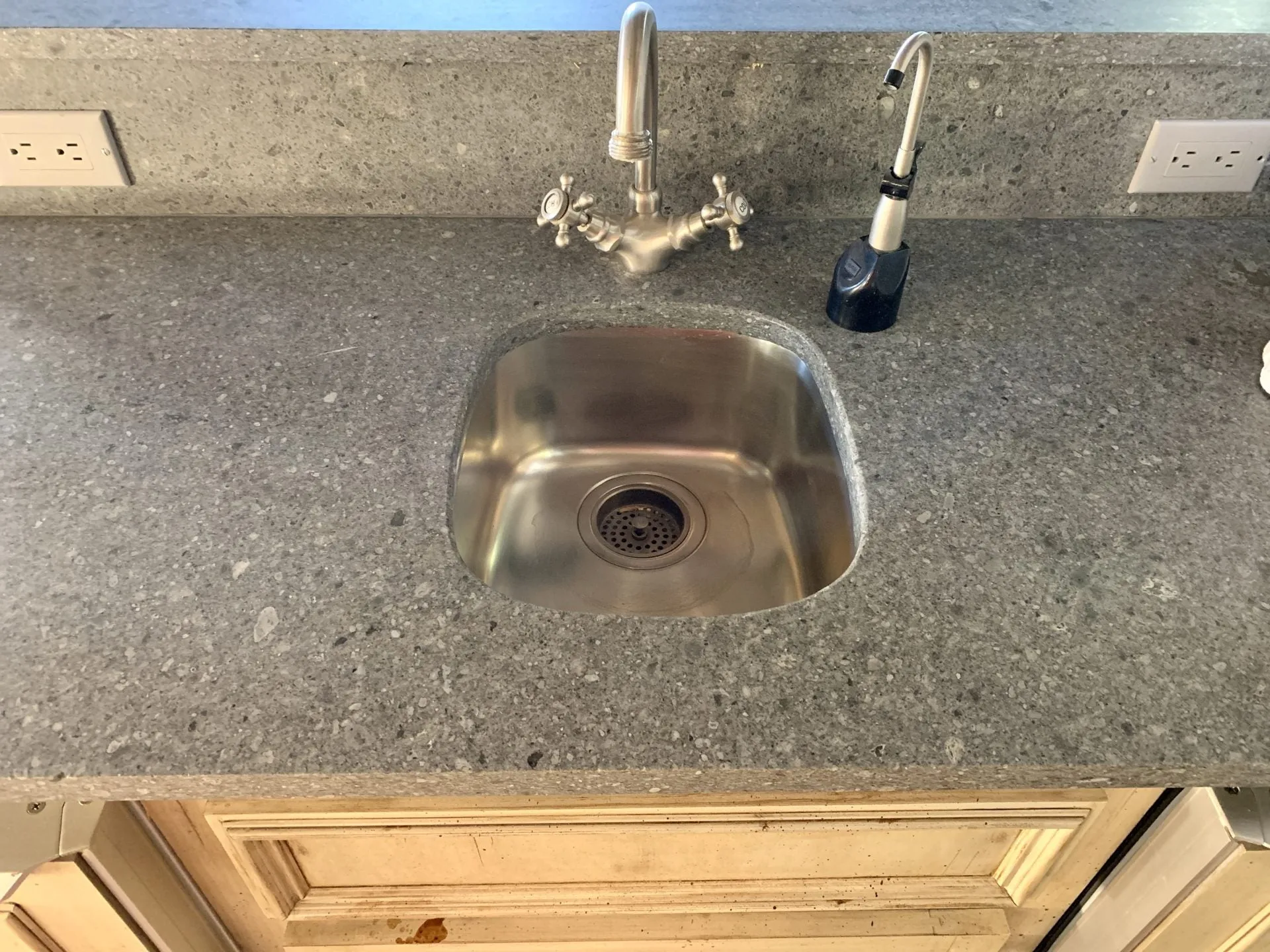 Large Custom Kitchen, Center Island, Bar, Honed Granite Counters