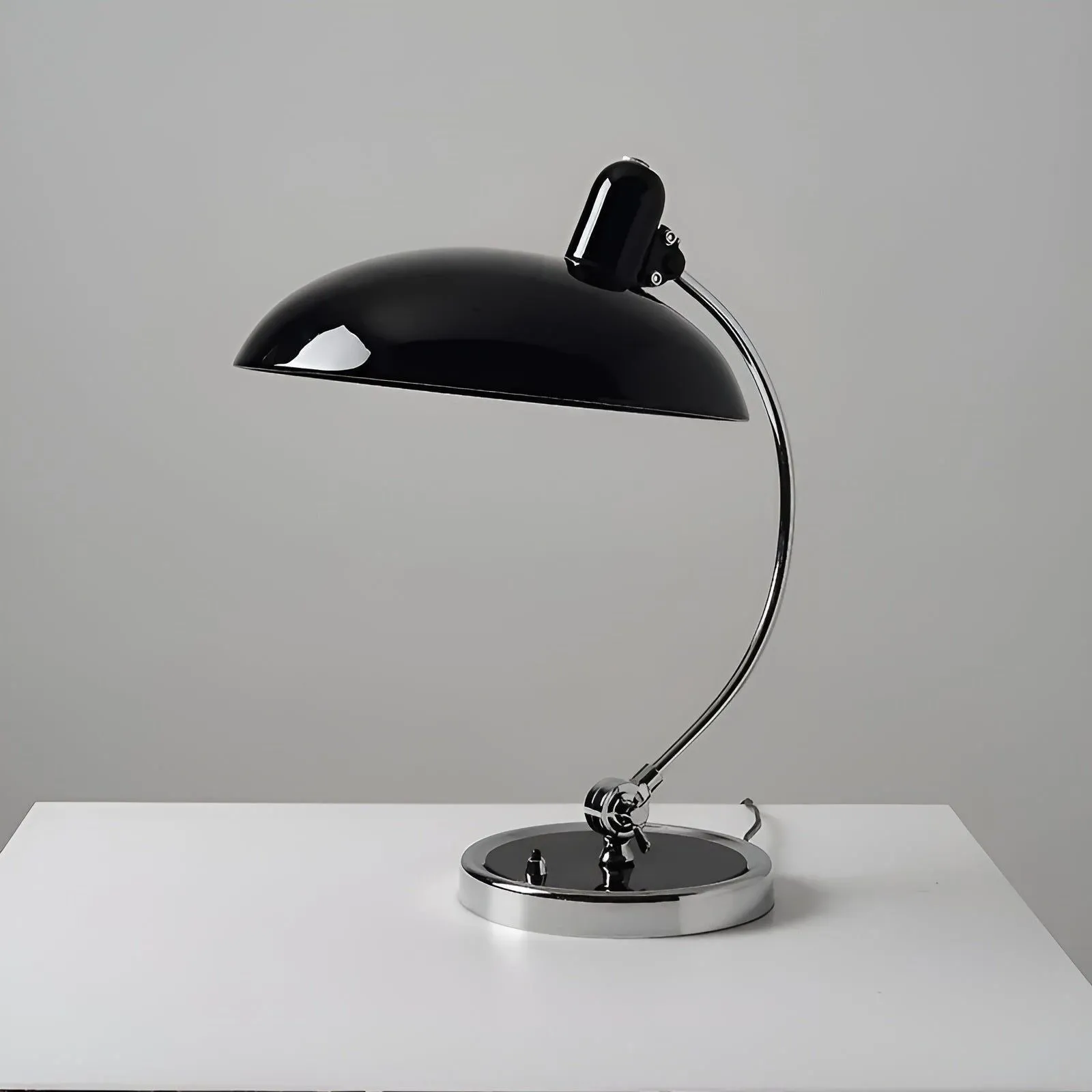 RetroChic Tischlampe - Skandinavische Minimalistische Nachttischlampe